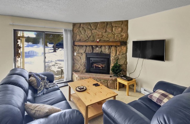Meadow Ridge Court 23-3 2 Bedroom Condo by Redawning