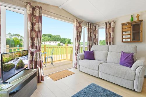 Meadow View Splash Retreat - Heated Communal Swimming Pool & Fishing Nearby