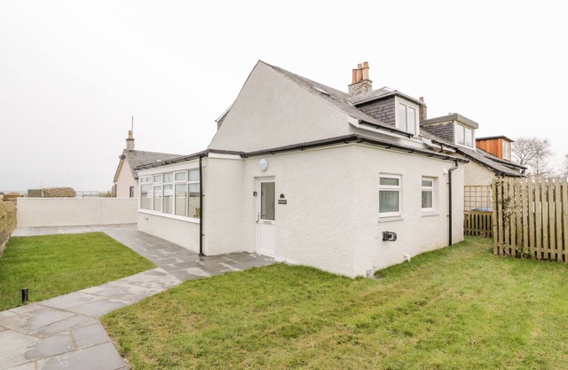 MEADOWBANK, pet friendly, country holiday cottage in Maidens