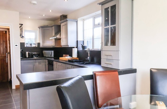 MEADOWFIELD HOUSE, pet friendly, country holiday cottage in Lythe