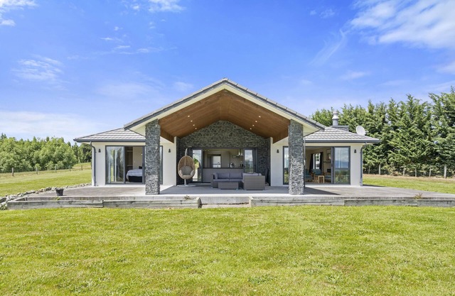 Meadowscape Hideaway - Martinborough Holiday Home