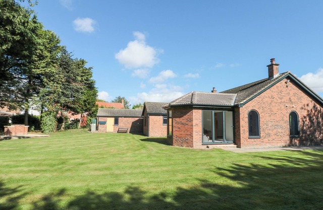 MEADOWSIDE, pet friendly, country holiday cottage in Weaverthorpe