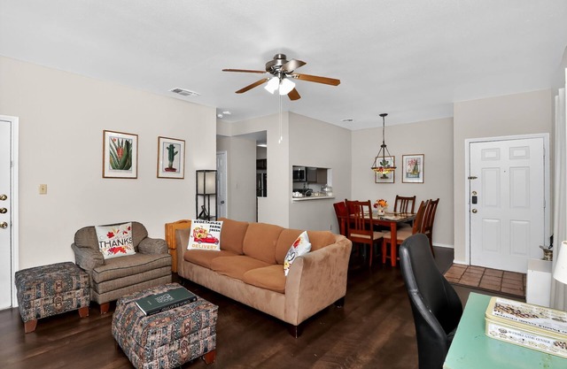 Med Center Condo w/Pool, Travel Nurses Welcome!