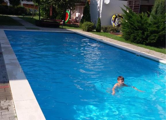 medencés önálló 4 fős 2 légterű, felszerelt földszinti apartman, terasszal, wi-fivel, 30 méterre a strandtól