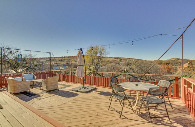 Medicine Park Getaway: Kayaks, Deck & Mtn Views!