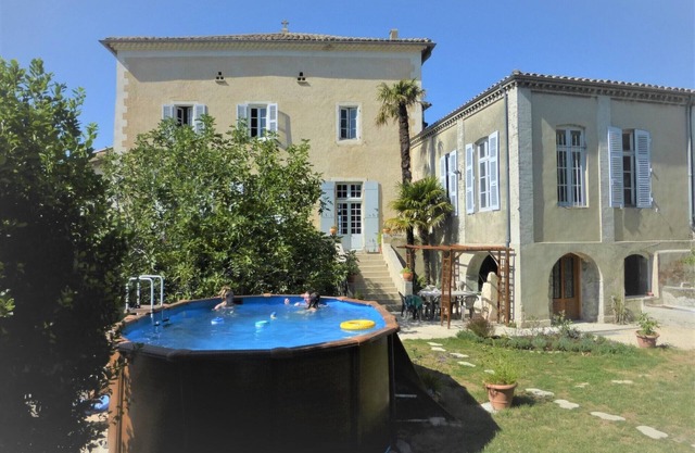 casa medieval, terraza, jardín sombreado, piscina exterior