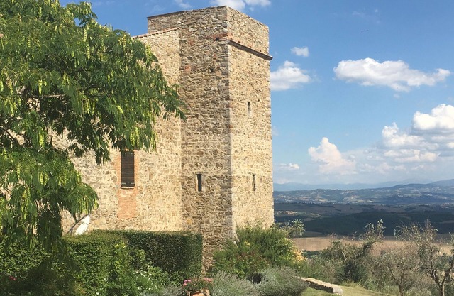 Torre medieval en el pueblo de MONTELAGELLO PG