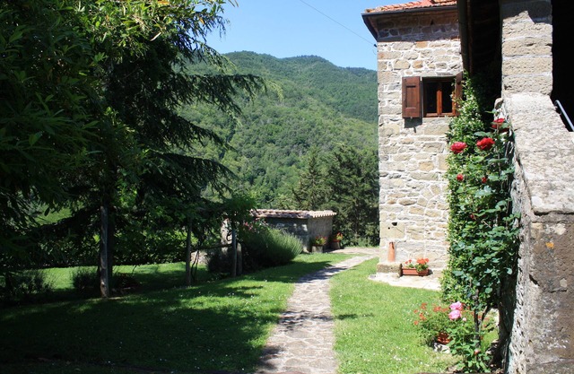 Villa independiente construida en piedra, originalmente una torre de vigilancia medieval, cerca de Florencia