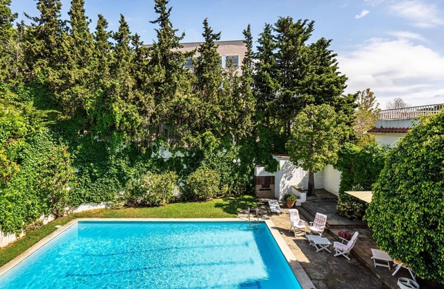 Casa mediterránea con jardín y piscina