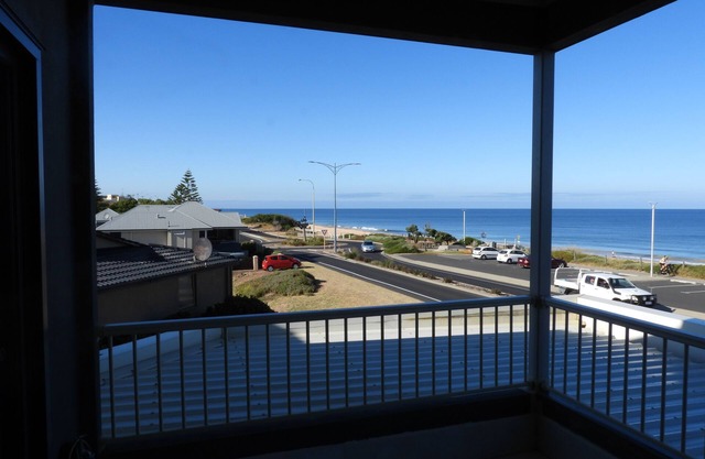 Medium term furnished Townhouse right on the beach
