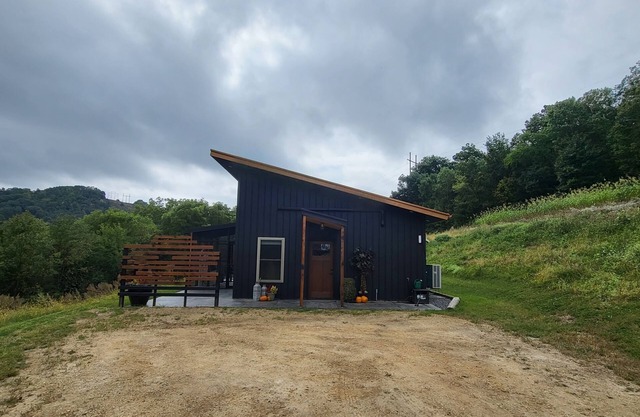 Mee Mee's Cabin Retreat- River, nature, small town, Hot Tub