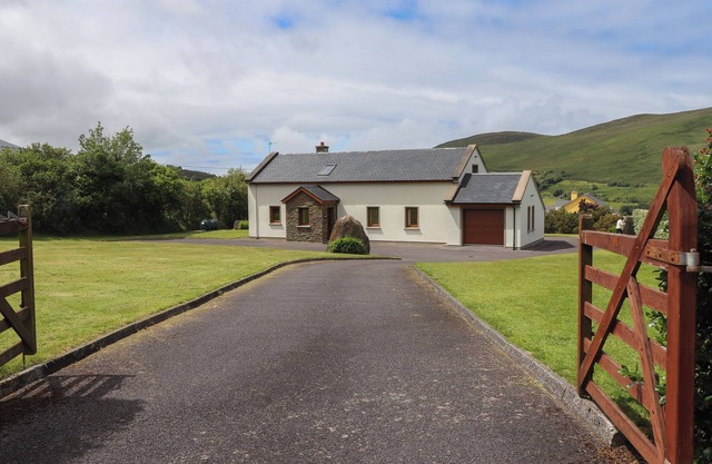 MEENTEOG, family friendly, with open fire in Glenbeigh, County Kerry