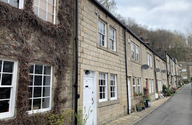 MEG'S DEN, pet friendly, character holiday cottage in Hebden Bridge