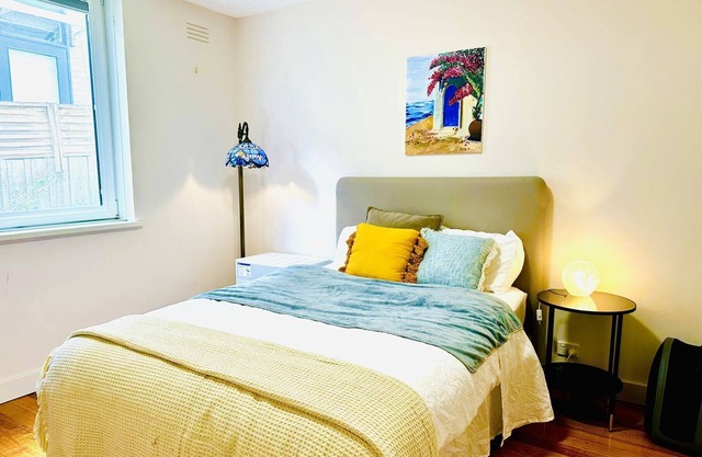 Melbourne: Air-conditioned, balcony, garden. Close to Rod Laver Arena and MCG.