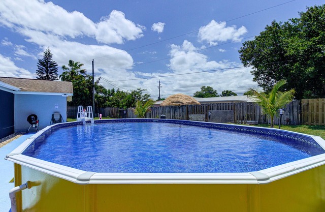 Melbourne home w/King beds, HEATED Pool, 10 mins to the beach and near USSSA!