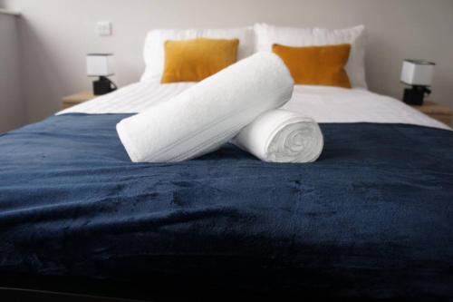 Melbourne House Apartment Near Train Station!