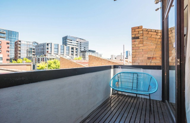 Melbourne Skyline Suite CBD with views