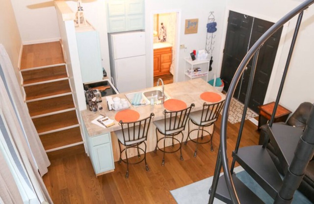 Melby Manor Loft-Private Lakeside Apartment