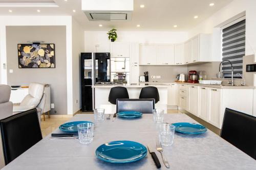 Mellieha, Luxury 3 Bedroom Azure Maisonette