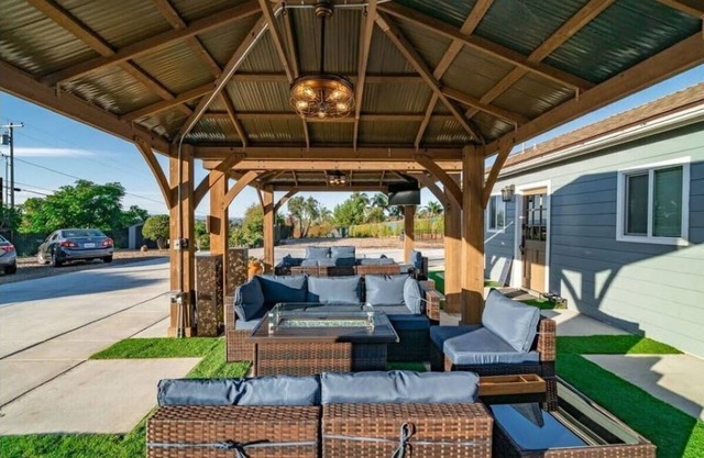Melrose 2BR. 6 beds. Pet-Friendly. Patio+Fireplace