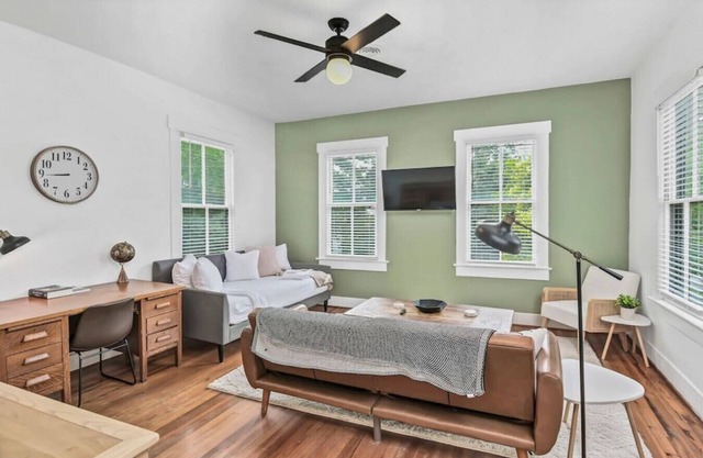 Melrose Heights 1BR | Mins to USC | Sleeps 4!