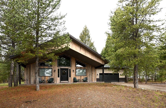 Melvin's Retreat, Sleeps 12, 19 Miles to Yellowstone!