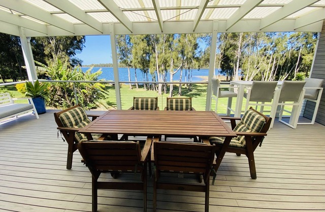 Memories Lakehouse at Dalmeny - pet friendly, waterfront, Sunday check out 3pm!