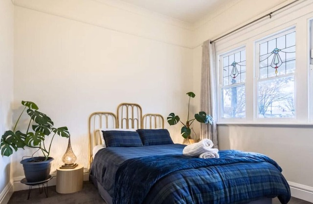 Mena-close to CBD, bath, cot
