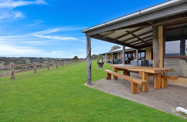 Enjoy a country getaway on the banks of the Tambo River