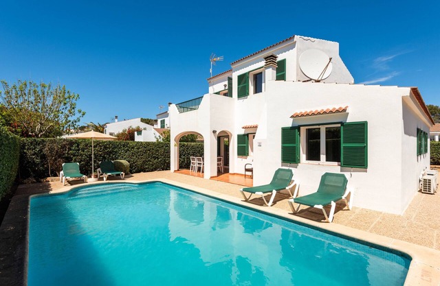 Villa Juanita con piscina, AA, WIFI, jardín, perfecta para familias