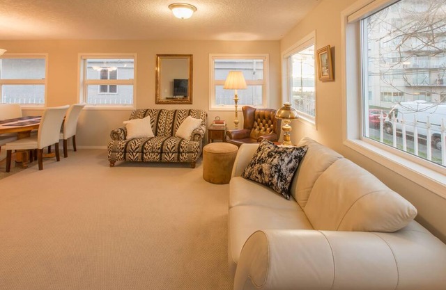 Menzies Manor #4 Two BR Suite-Historic, Charming James Bay, Steps to the Ocean
