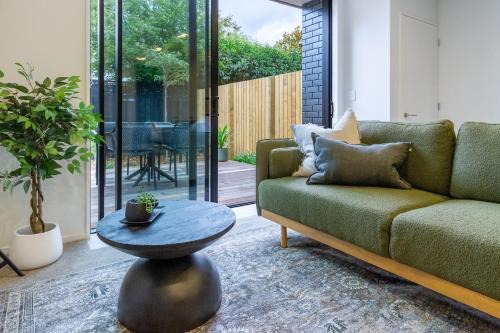 Merivale Gem: 2BR Townhouse Oasis
