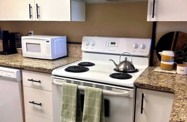 Mermaid Cove - Oceanfront Suite - 2BDRM - Kitchen