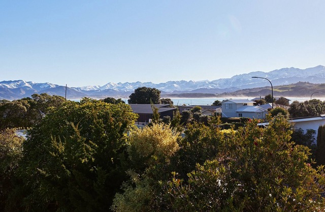 MERMAID'S REST - KAIKOURA HOLIDAY HOME, pet friendly in Kaikoura