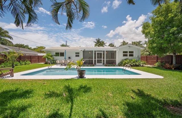 Mermaid Shack with pool 5 min to beach,venues,restaurants