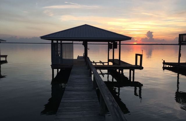 Meticulosamente mantenido - Lake June Front Home