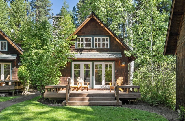 Metolius River Resort Cabin 2 Luxurious cabin on the Metolius River w/ fireplace