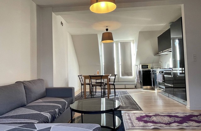 Metro Apartment with dual balcony closed to public Transport and shopping.