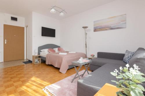 Metro Natolin Ursynów Centre Studio with Balcony by Noclegi Renters