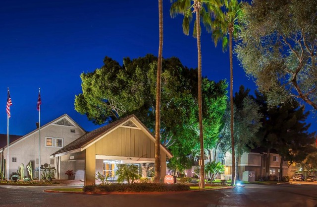 Metro PHX Upstairs 2bd sleeps 6 modern design best location amenities
