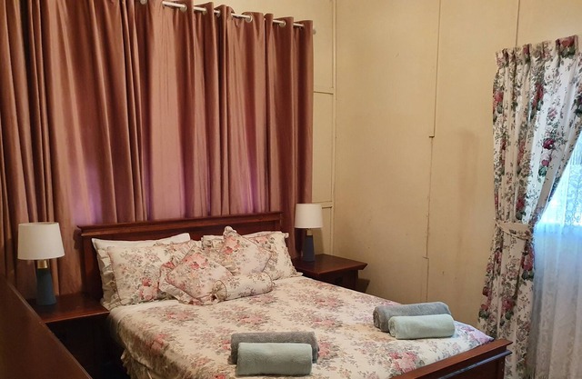 Meyenburg House, KayEd Queen Room with shared bathroom