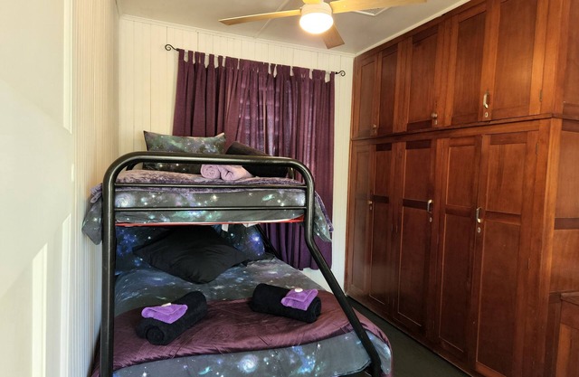 Meyenburg Unit 3, Fully self-contained private 1 bdrm unit, 1Db, 1 Ksb, 2 Sb's