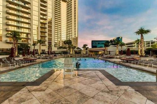 MGM 32809 Signature Studio Strip View