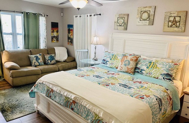 Mi Casa Su Casa Hideaway. 15 min. to Siesta Key Beach. Min 2 Downtown sarasota