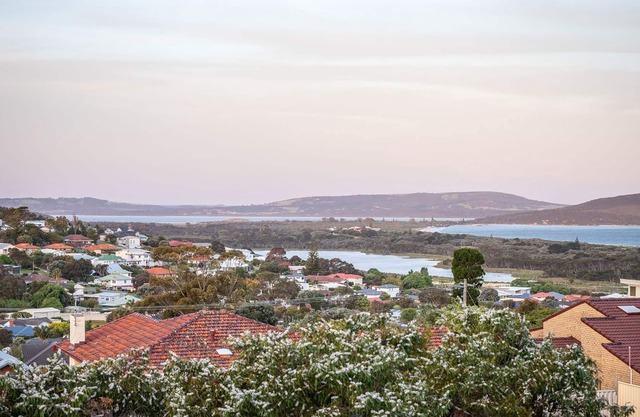 MIA AMORE, ALBANY. COSY HOME WITH VIEWS, CENTRAL TO BEACHES AND CITY
