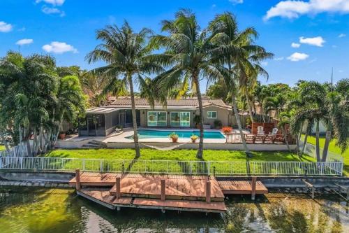Miami-4-NW-Unique house with lake view and pool