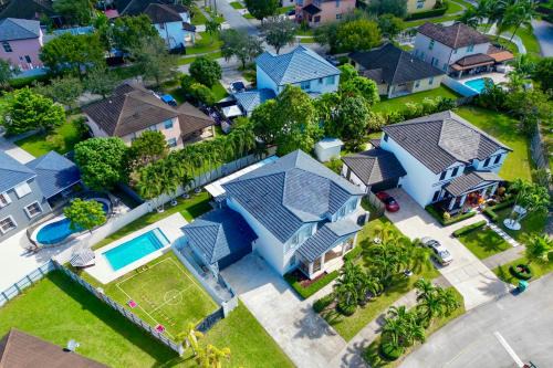 Miami Getaway Heated Pool Villa with Mini Golf & BBQ