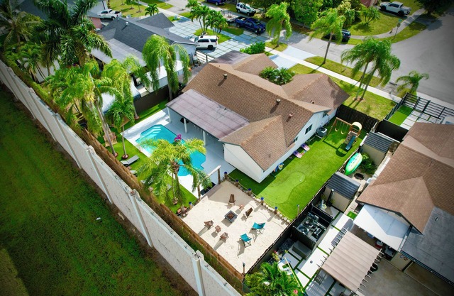 Miami house, Heated pool, Artificial beach, Mini golf, luxury and comfort