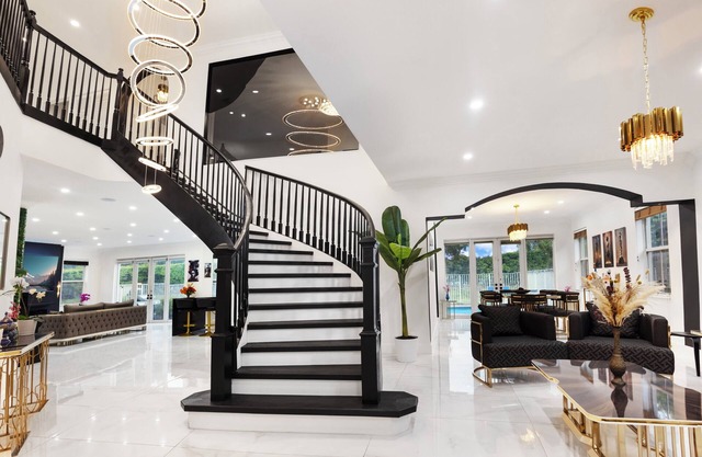 Miami Luxury - Large Entire Home - Pool & Hot Tub