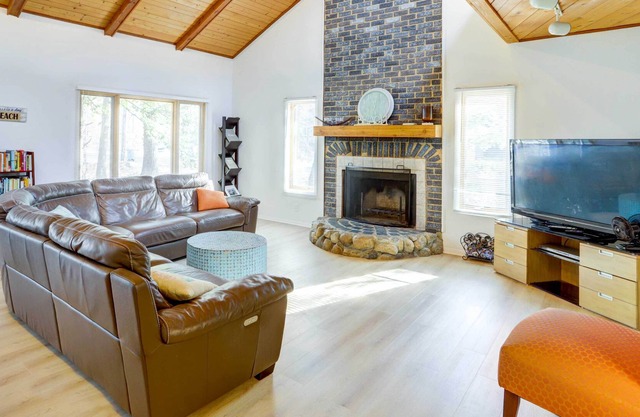 Michiana Home w/ Hot Tub & Lake Access!